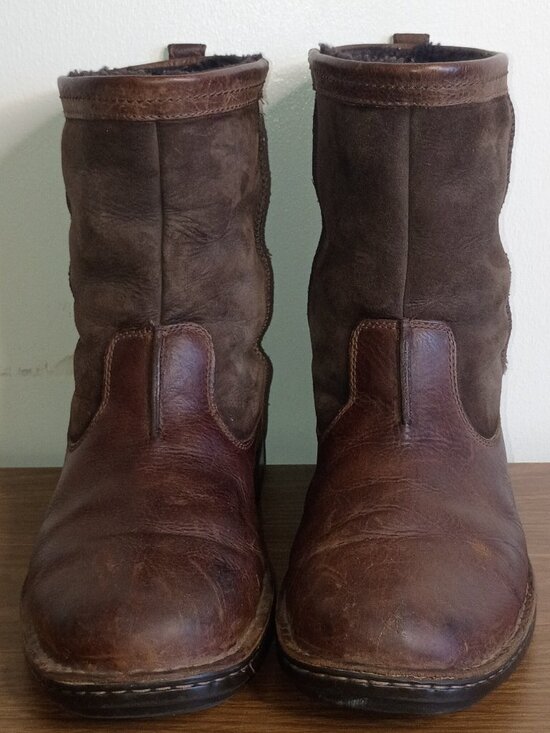 UGG Hartsville Men\'s Sz 12 US/45.5 EU Pull-on Boot Leather & Suede w Sheepskin main image 6